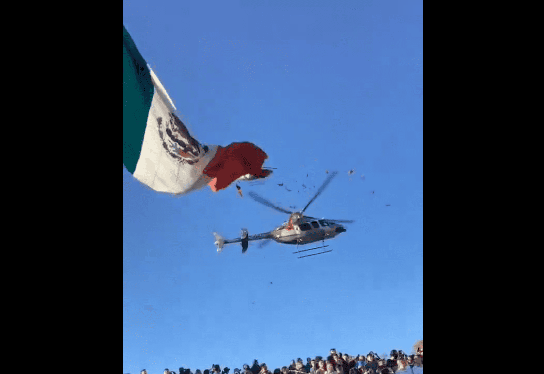 Helicóptero del ejército corta por accidente la bandera de México