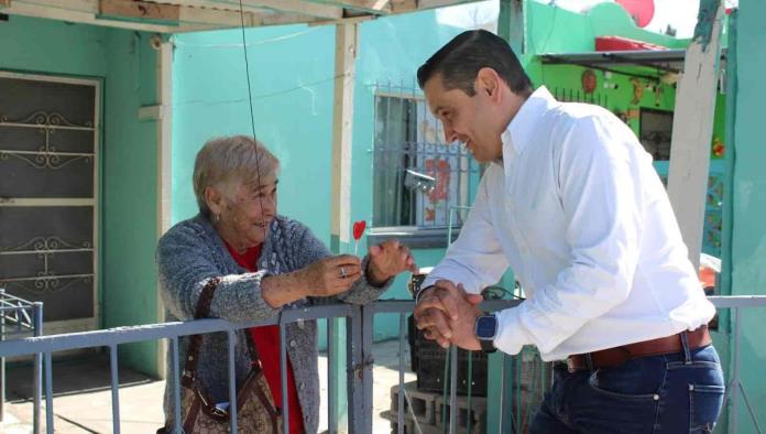 Visita Pepe Díaz Gutiérrez a vecinos de la colonia “Los Parques”