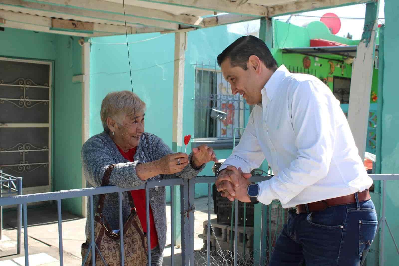 Visita Pepe Díaz Gutiérrez a vecinos de la colonia “Los Parques”