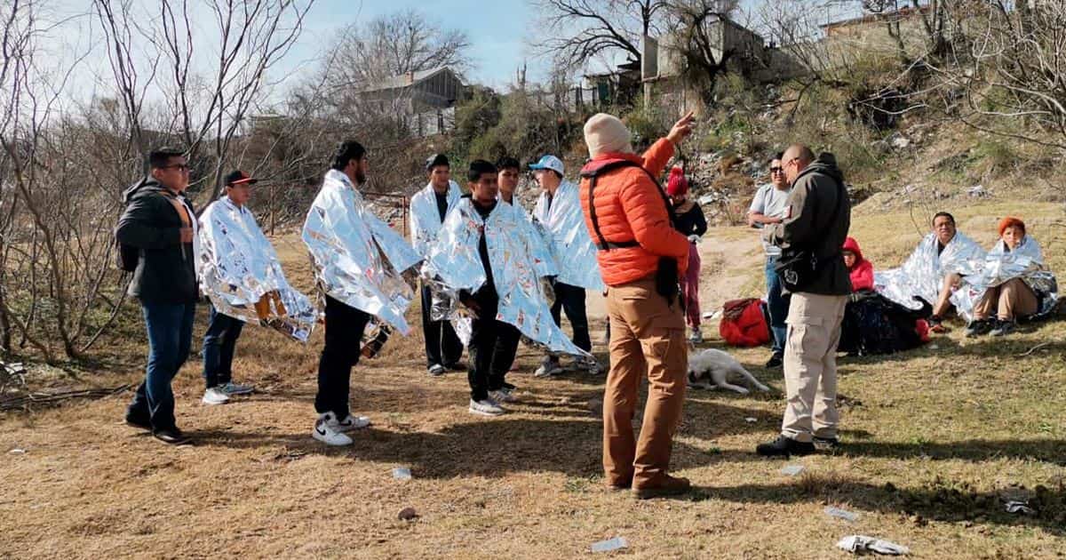 Rescatan a 23 niños migrantes y localizan tres cuerpos 