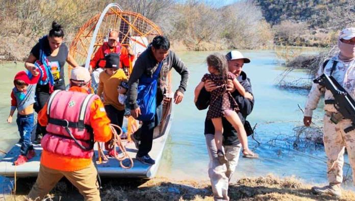 Rescatan a 23 niños migrantes y localizan tres cuerpos 