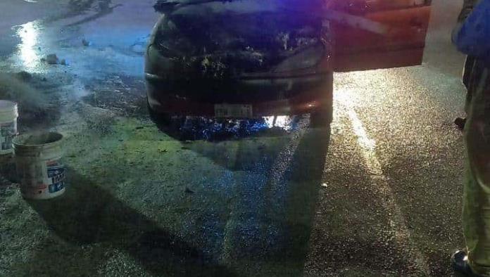 Se le quema auto camino al trabajo