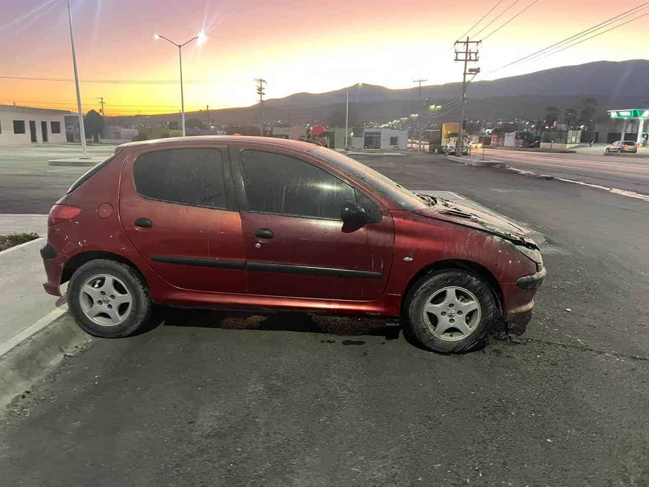Se le quema auto camino al trabajo