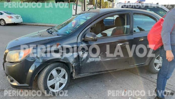 Daña auto deportivo en fuerte accidente