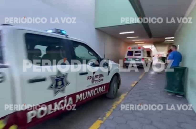 Los socorristas de Protección Civil y Bomberos trasladaron a la mujer en labor de parto al área de Ginecología del IMSS en Monclova.