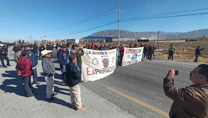 Bloquean obreros la carretera 57