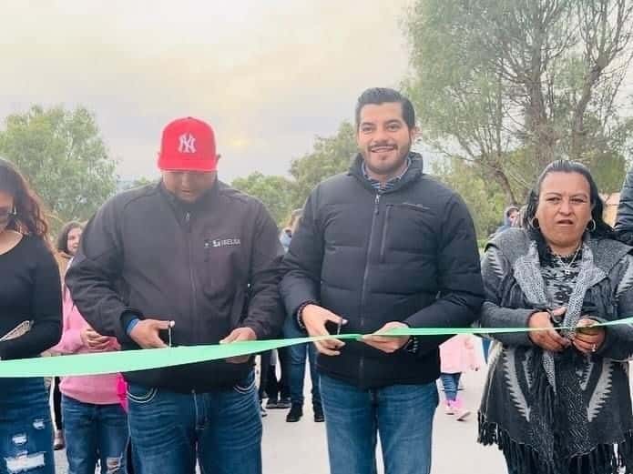 El alcalde de Arteaga, Ramiro Durán García, llevó a cabo la entrega de vialidades pavimentadas en el ejido Escobedo.