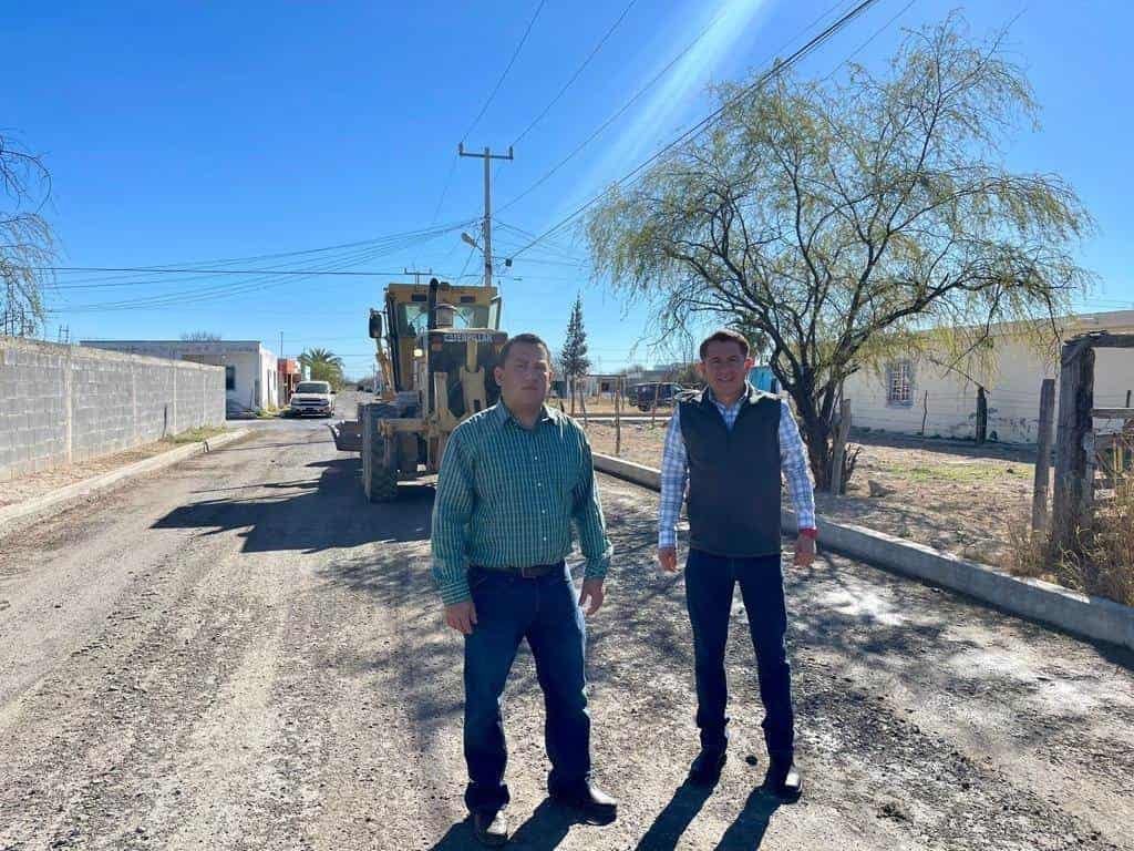 Hugo Lozano supervisa obra de pavimentación