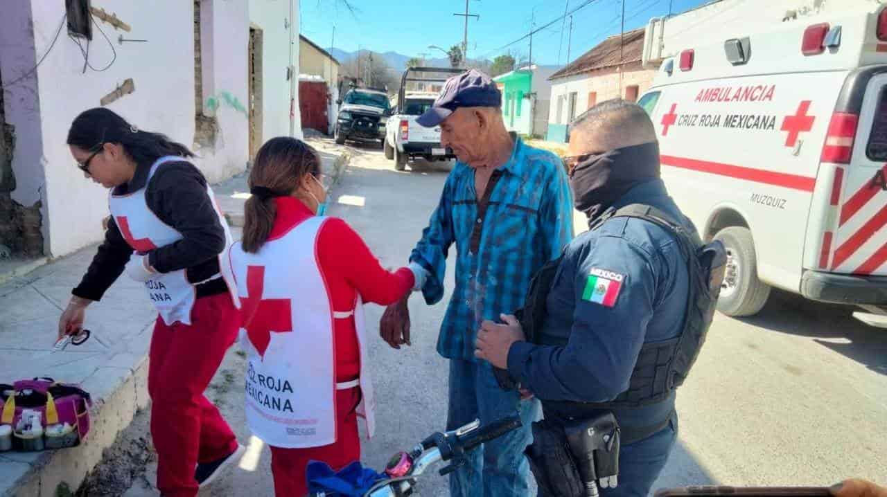 Embiste jovencita a abuelito