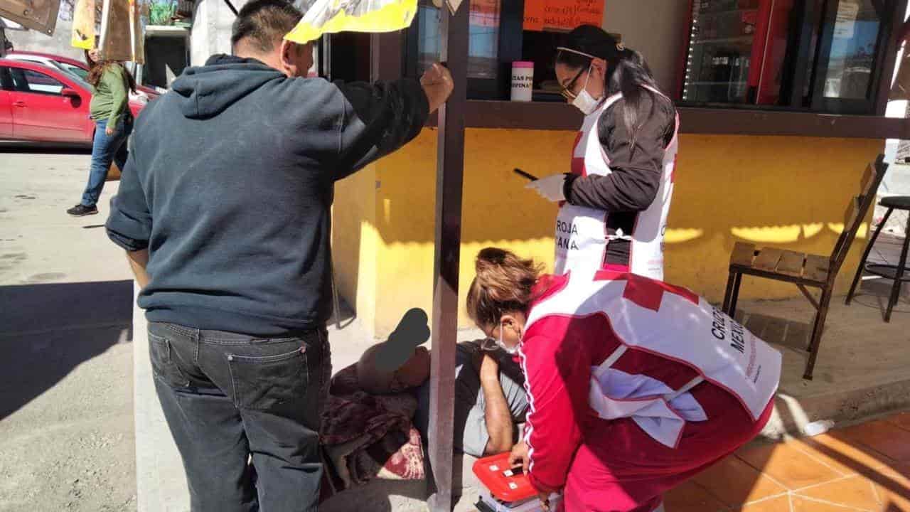 El adulto mayor se desvaneció en un negocio de comida.
