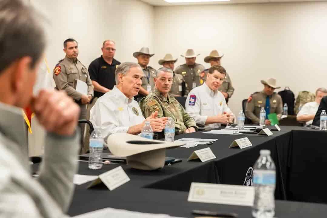 Gobernador de Texas se reúne con autoridades fronterizas en Eagle Pass