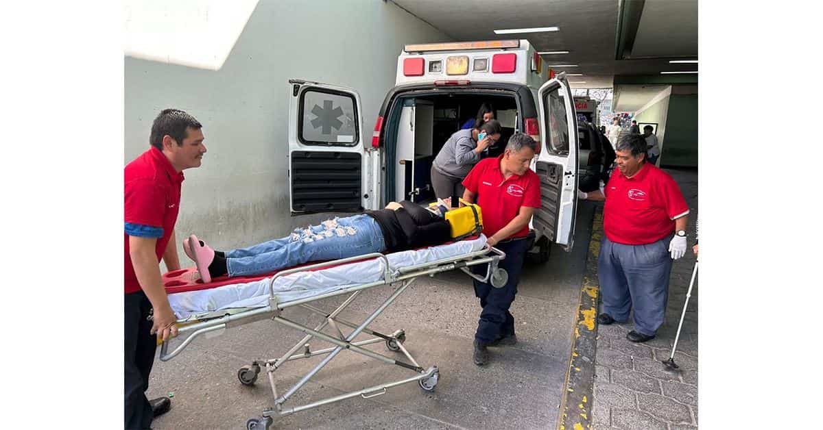 Socorristas del GRUM le brindaron primeros auxilios a una mujer lesionada.