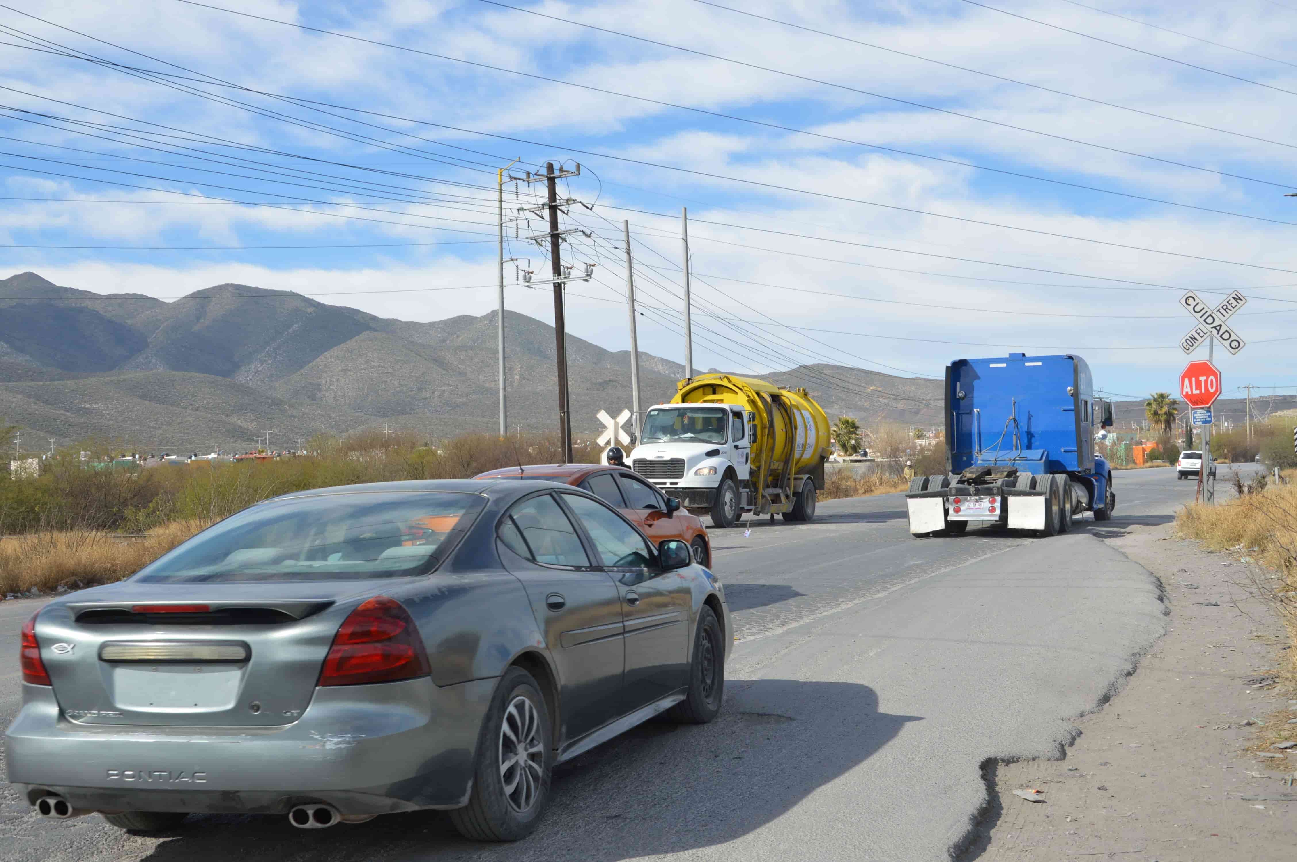 Un puente vehicular sobre las vías a la altura de la Colonia Colinas de Santiago podría ser solución al problema vial de este punto.
