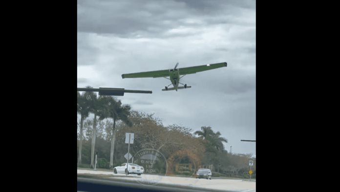 Aterrizaje de película; Avioneta aterriza en concurrida carretera de Florida