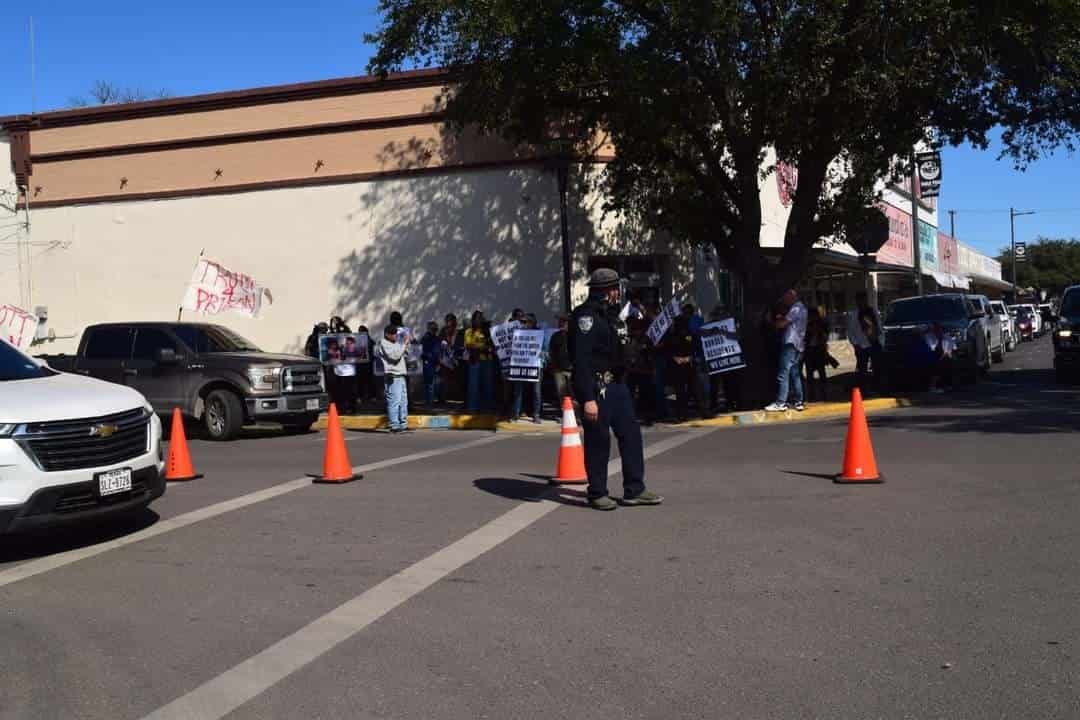 Fueron 8 DETENIDOS durante protesta antimigrante en Eagle Pass