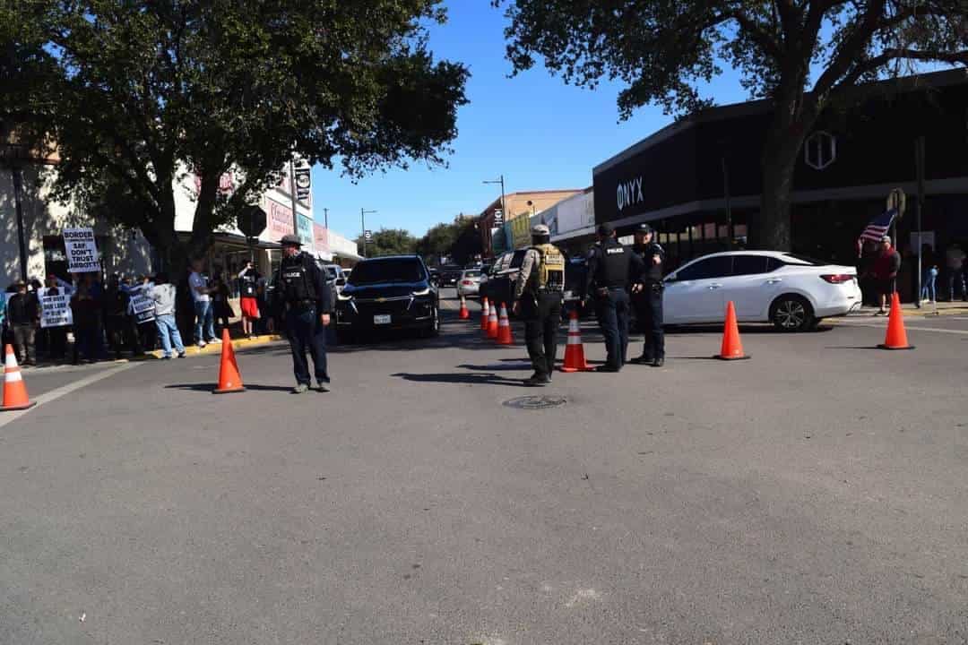 Fueron 8 DETENIDOS durante protesta antimigrante en Eagle Pass