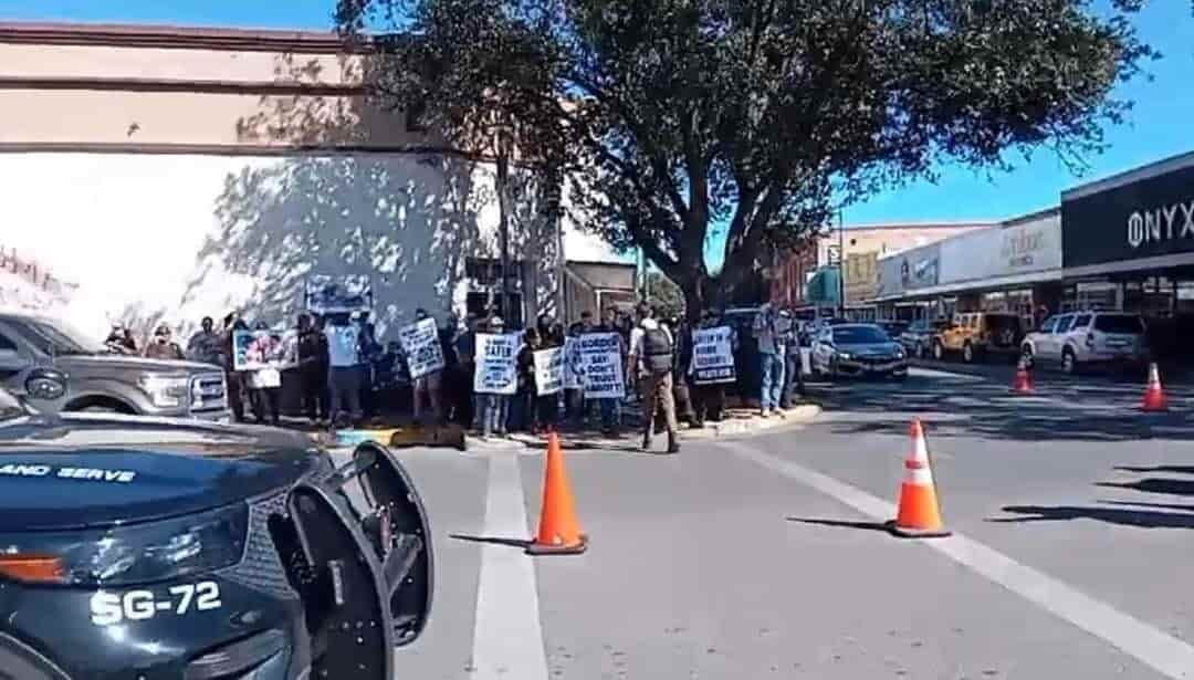 Fueron 8 DETENIDOS durante protesta antimigrante en Eagle Pass