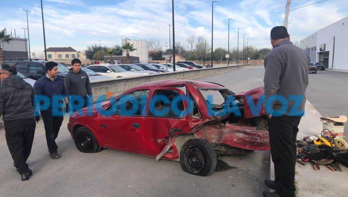 Fuerte Choque frente a Toyota de Monclova deja auto desecho