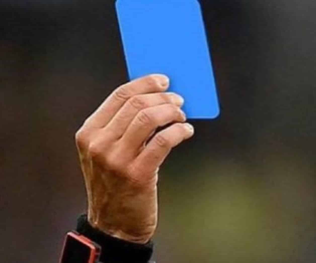 Presentaran la tarjeta azul en el futbol; Expulsara al jugador por 10 minutos