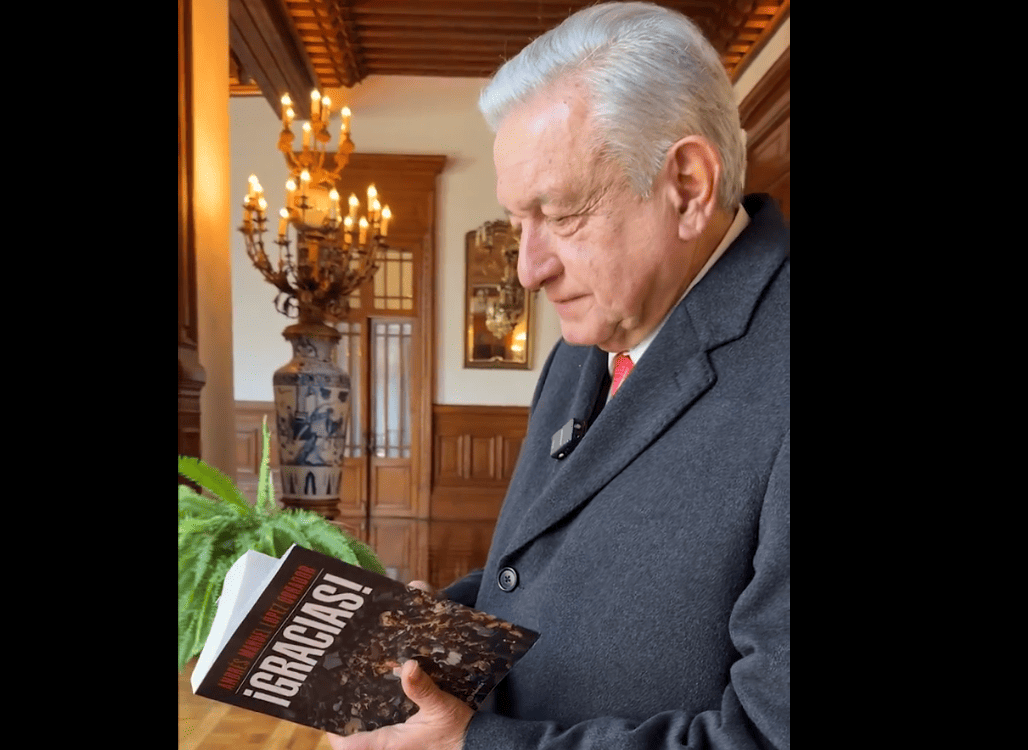 AMLO presenta su último libro sobre política ¡Gracias!