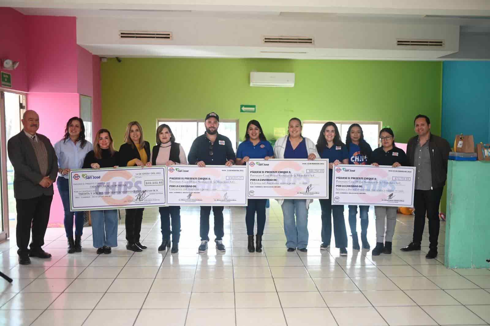 La presidenta honoraria del DIF doctora Leticia Carrillo recibió, lo que es, el cuarto cheque por concepto de redondeo de Chip a favor de Casa Hogar.