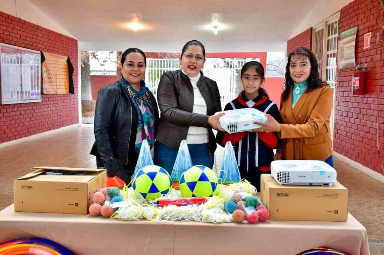 Entrega Pily Valenzuela proyectores y material deportivo a Primaria 20 de Noviembre