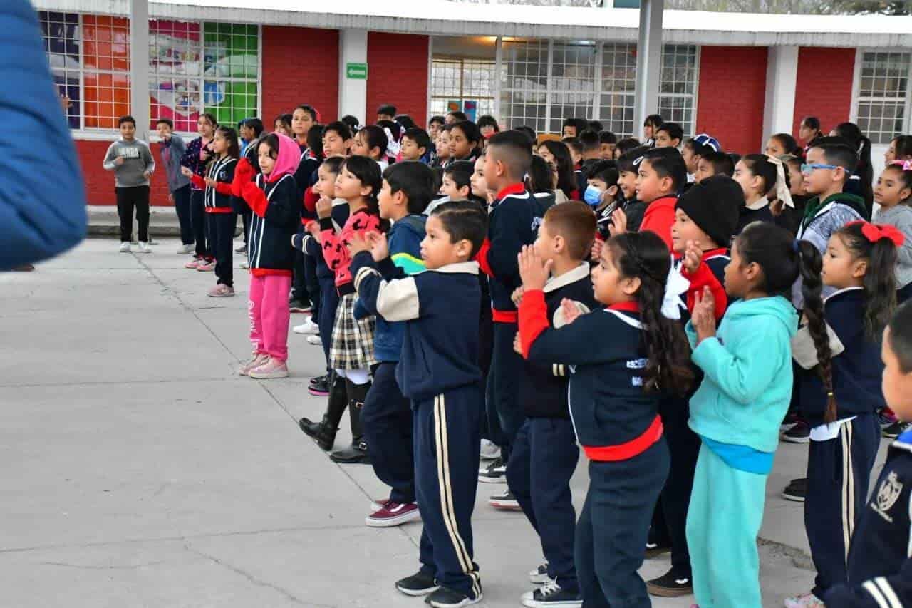 Entrega Pily Valenzuela proyectores y material deportivo a Primaria 20 de Noviembre