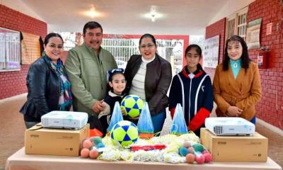 Entrega Pily Valenzuela proyectores y material deportivo a Primaria 20 de Noviembre