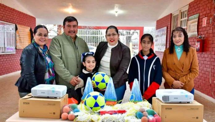 Entrega Pily Valenzuela proyectores y material deportivo a Primaria 20 de Noviembre