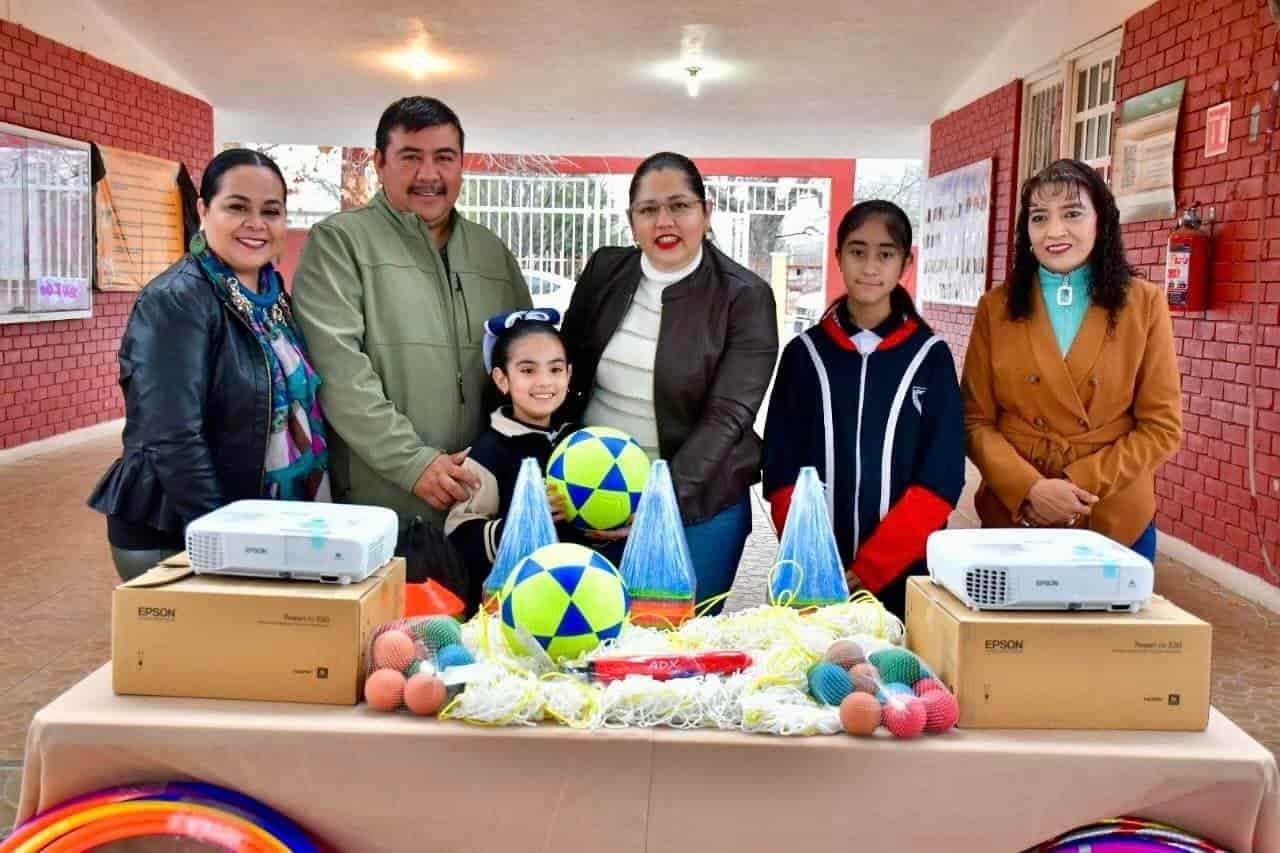 Entrega Pily Valenzuela proyectores y material deportivo a Primaria 20 de Noviembre