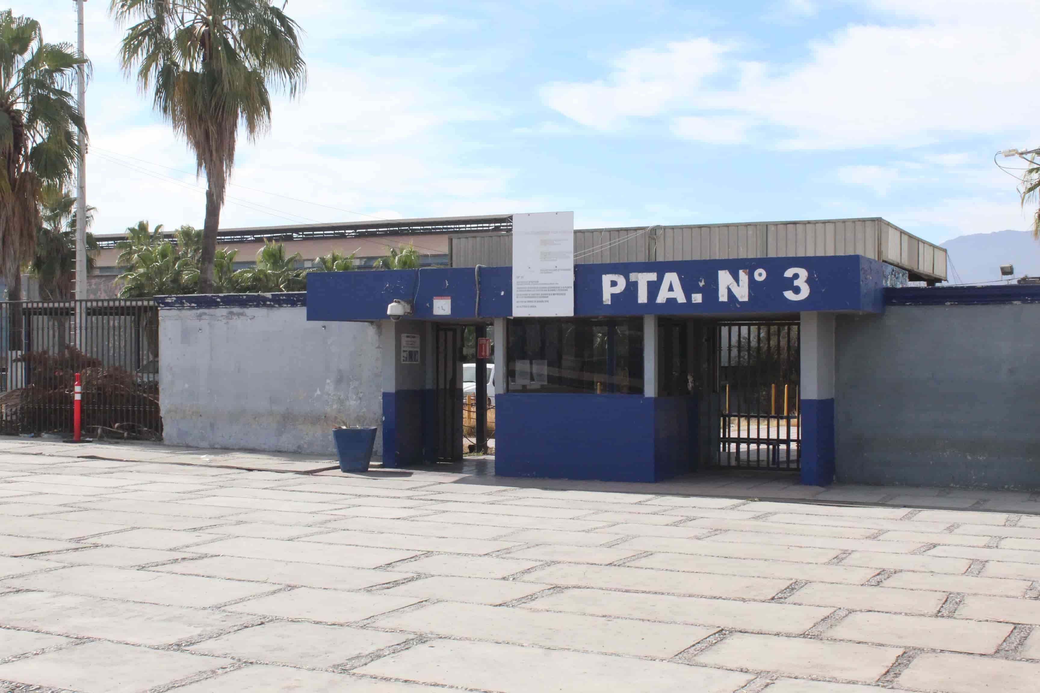 Guardias de AHMSA realizan paro por falta de pago.
