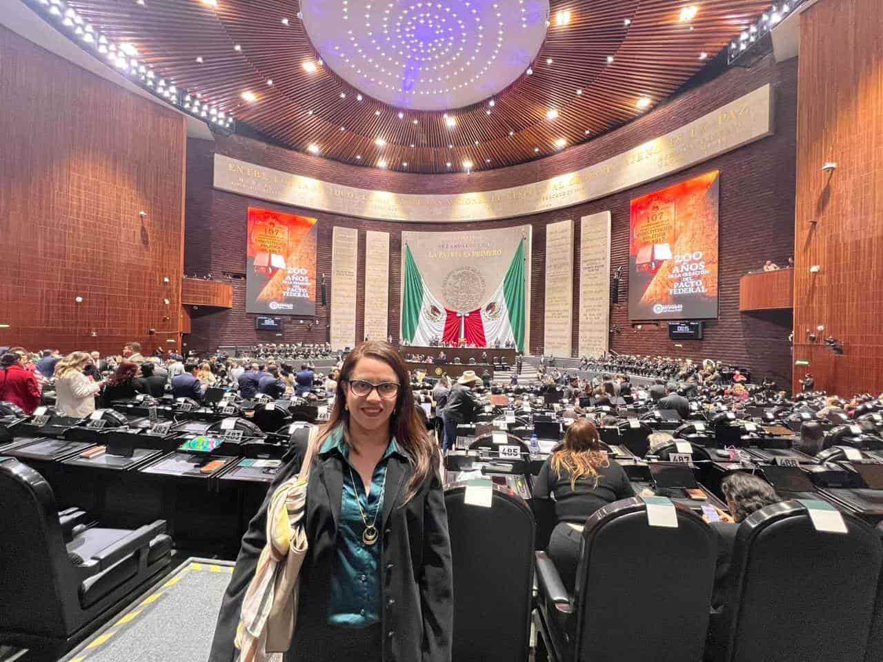 Cámara legislativa galardona a Erika Salazar, gran odontóloga nigropetense