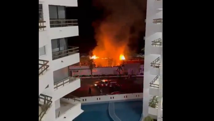 Se incendia restaurante en Acapulco; Aseguran que fue por cobro de piso