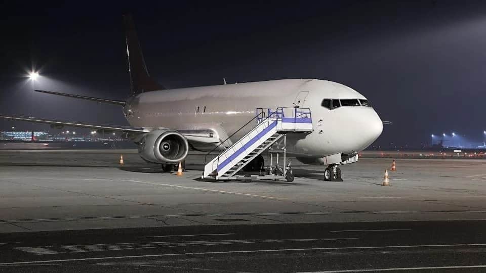 Detienen a pasajero por abrir la puerta de un avión en Tailandia