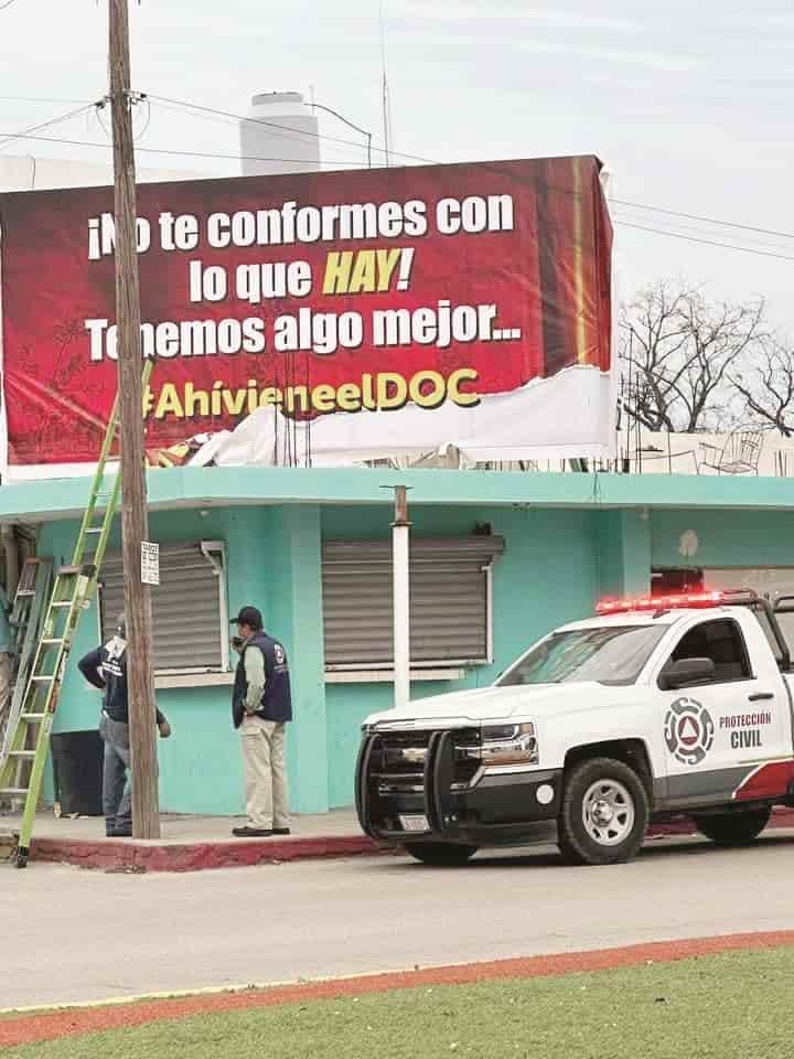 Retira ‘Mayito’ lonas políticas
