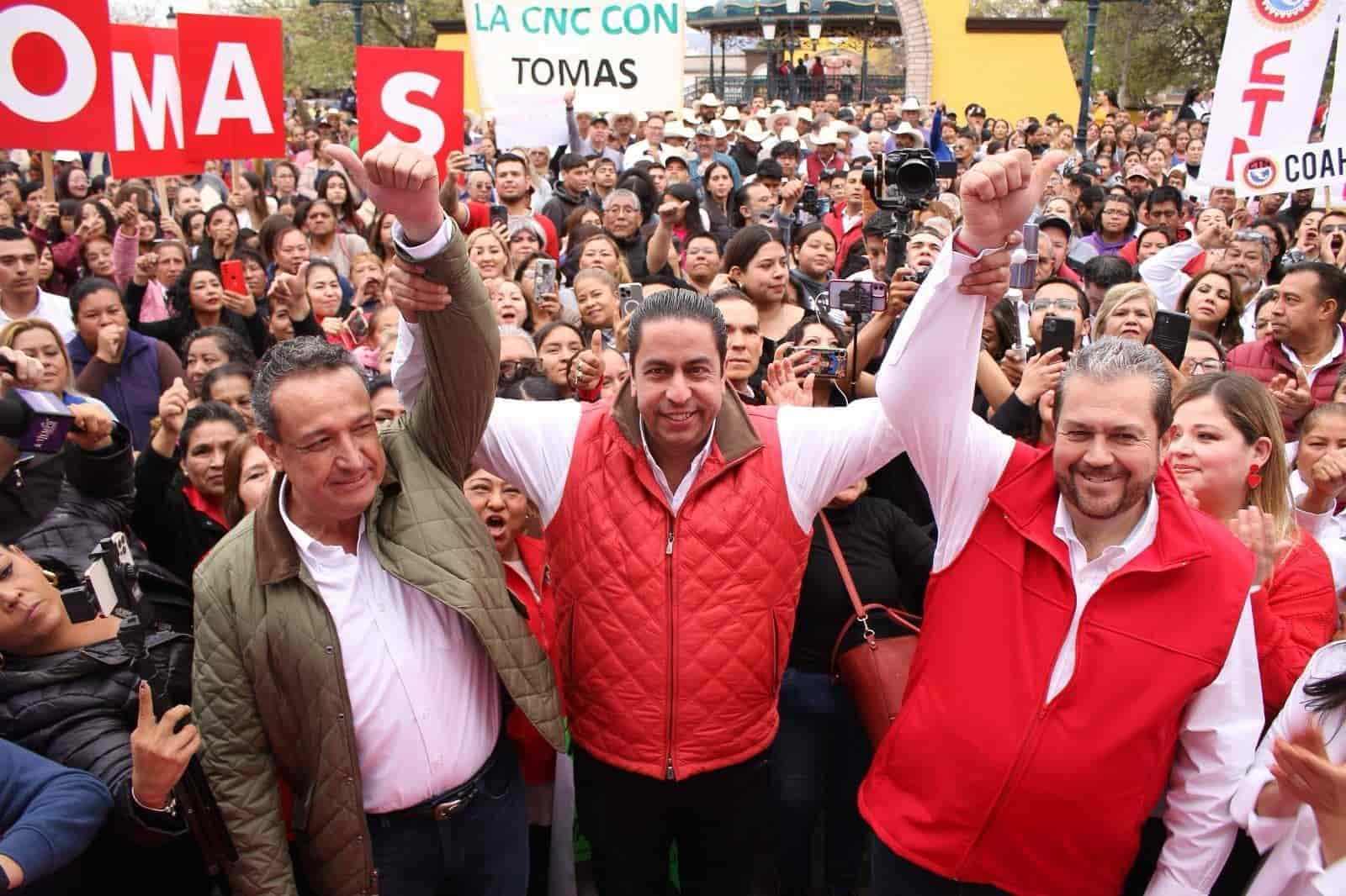 En Saltillo, Javier Díaz González acudió a presentar su papelería ante la Comisión del PRI, acompañado de su esposa Luly López.