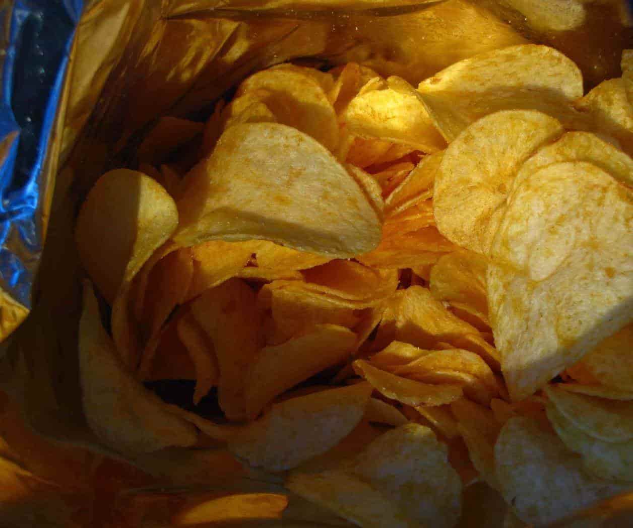 Las bolsas de papas tiene menos papas; Biden promete ponerle fin al Shrinkflation