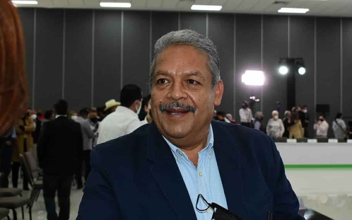 El Secretario General de la CTM en Coahuila, Tereso Medina Ramírez.
