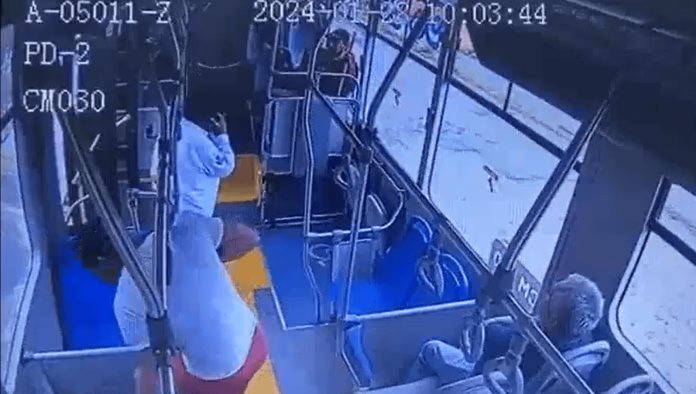 Chofer de bus fallece intentando detener a un abusador