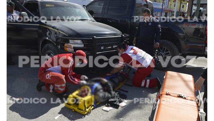 Embiste y arrastra a motociclista