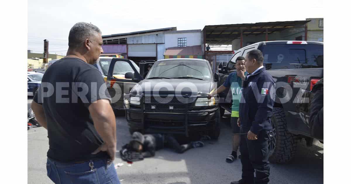 Embiste y arrastra a motociclista