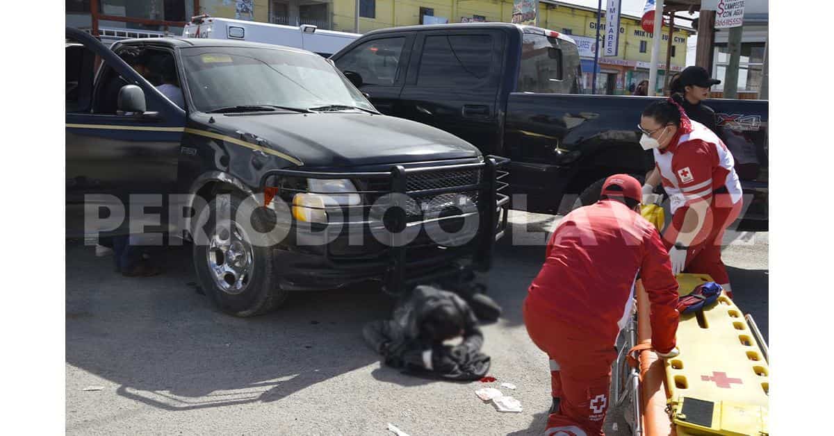 Embiste y arrastra a motociclista