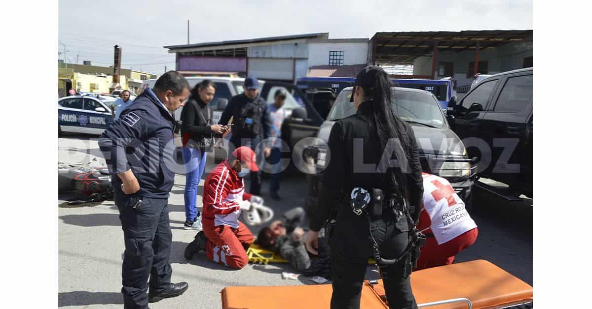 Embiste y arrastra a motociclista