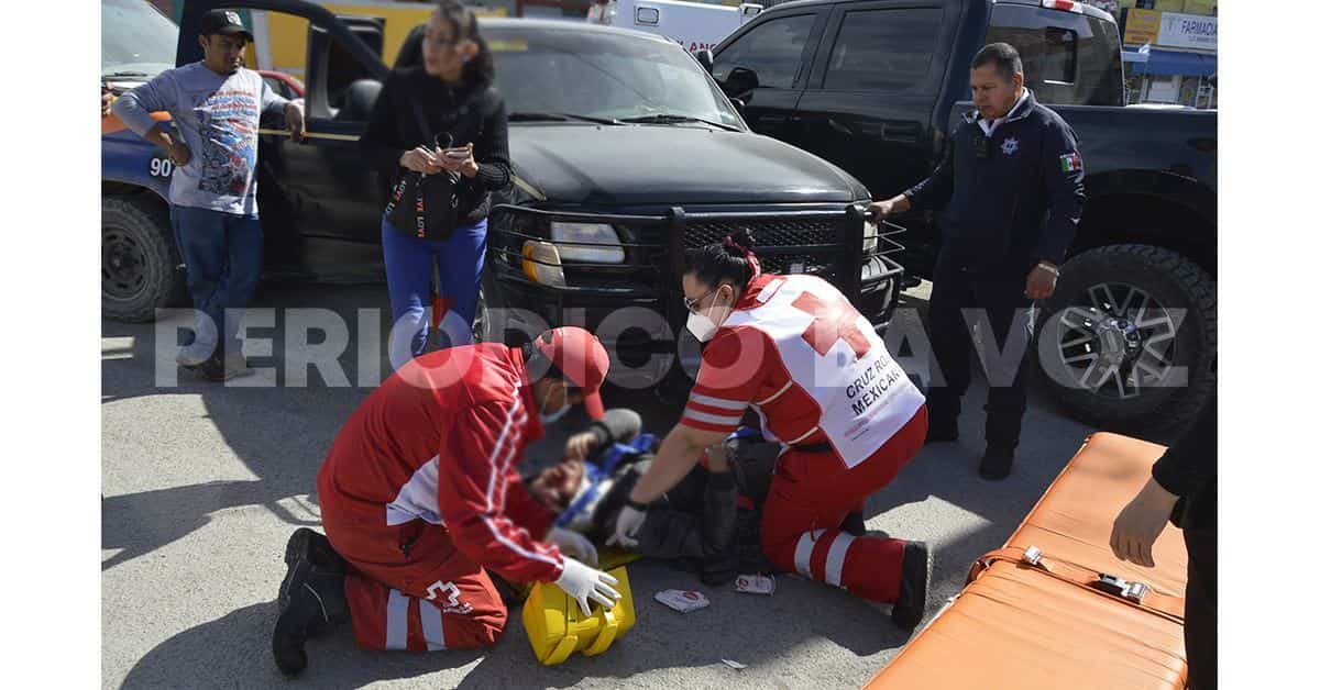 Embiste y arrastra a motociclista