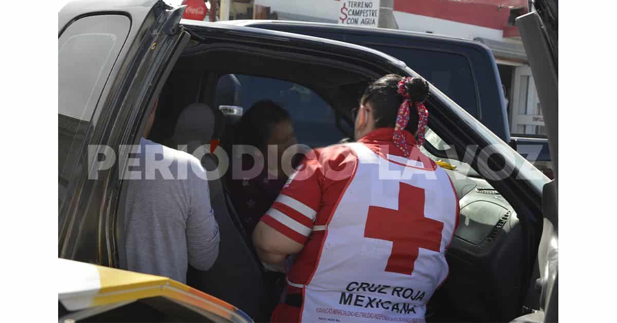 Embiste y arrastra a motociclista