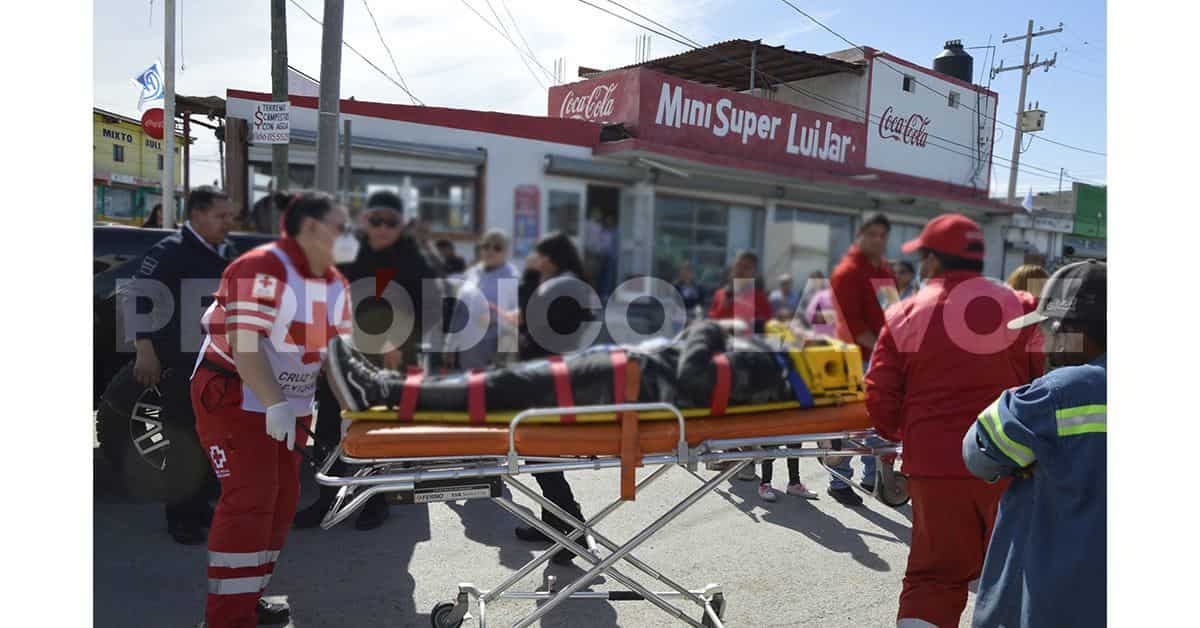 Embiste y arrastra a motociclista