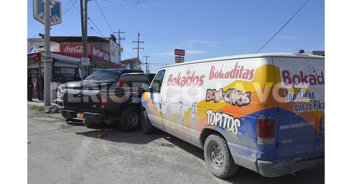 Embiste y arrastra a motociclista