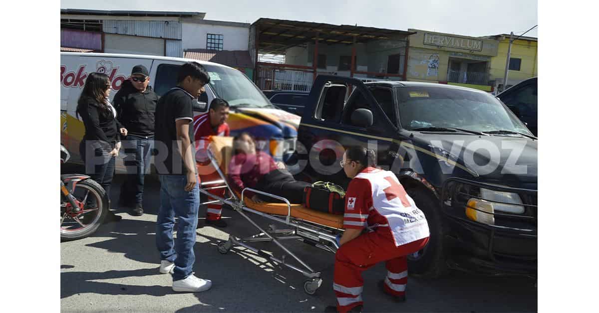 Embiste y arrastra a motociclista