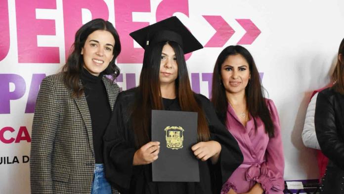Entrega Paola Rodriguez certificados a mujeres