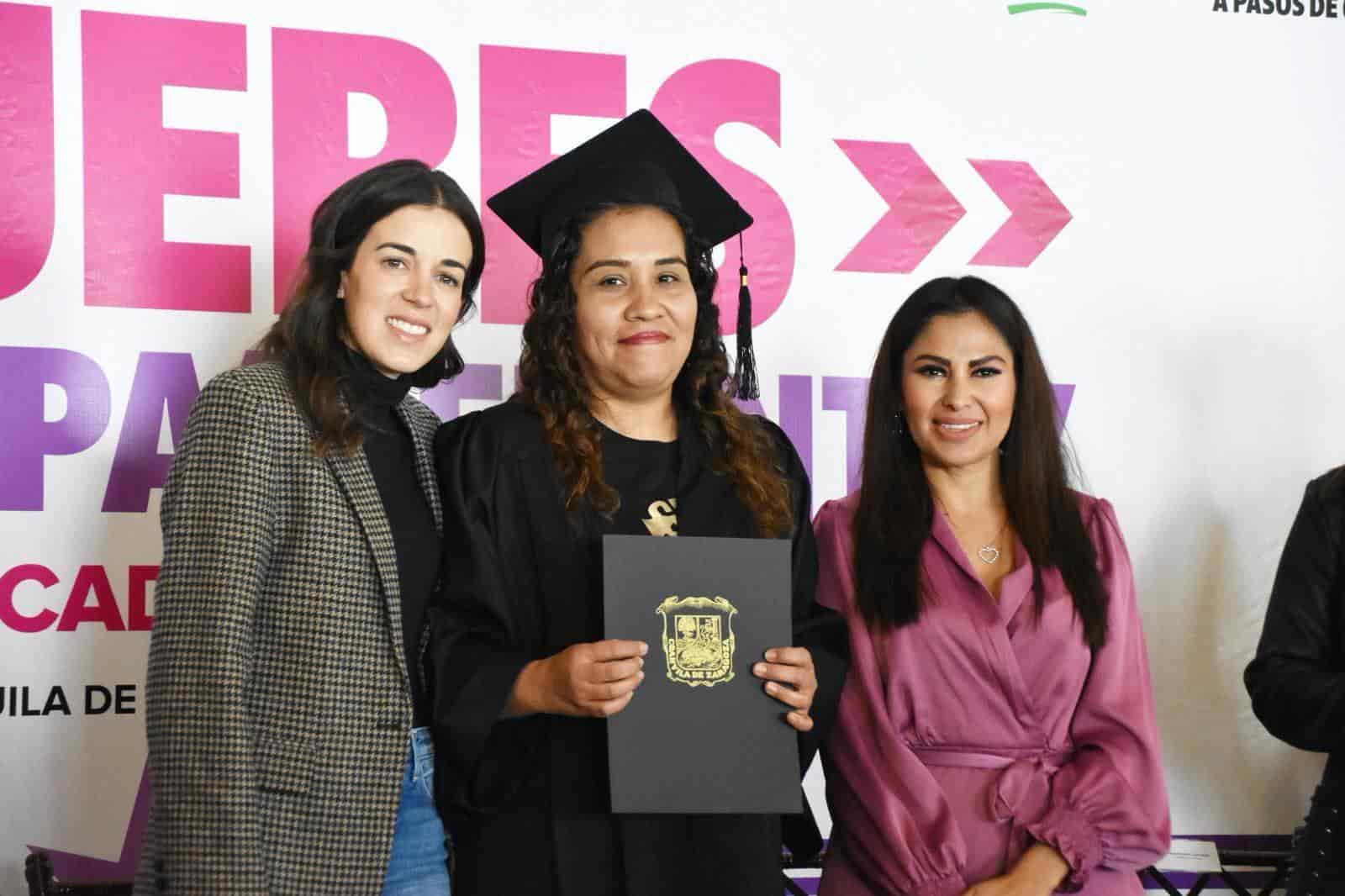 Entrega Paola Rodriguez certificados a mujeres